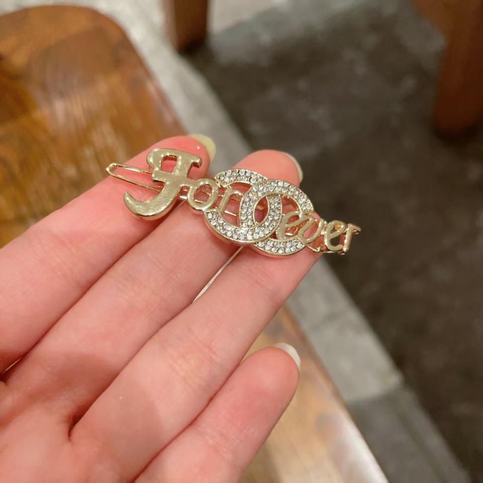 샤넬  이니셜 큐빅 클립집게핀