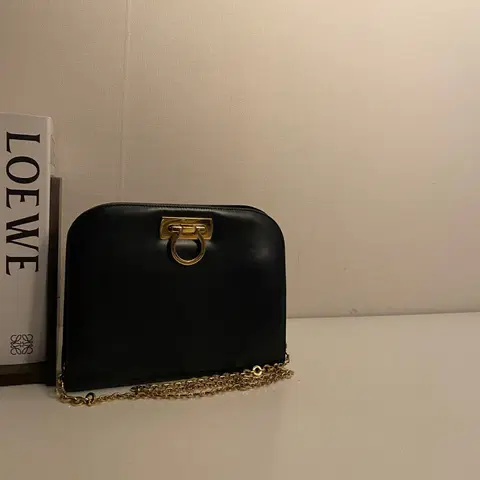 FERRAGAMO / 빈티지 페라가모 골드 간치니 버클 클러치 / 체인백