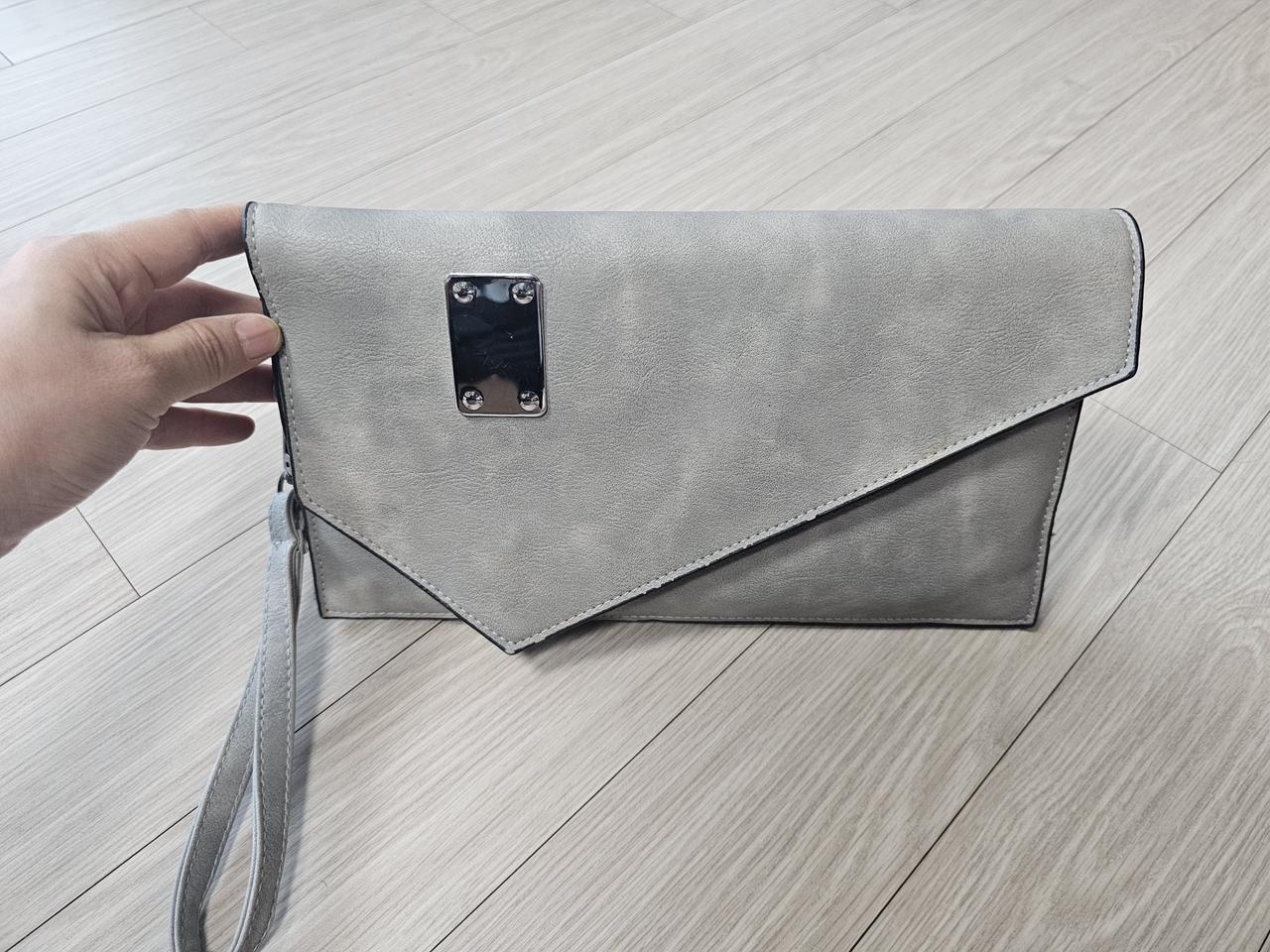 회색 클러치백