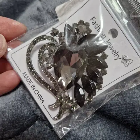 하트 큐빅 블랙 브로치 새상품