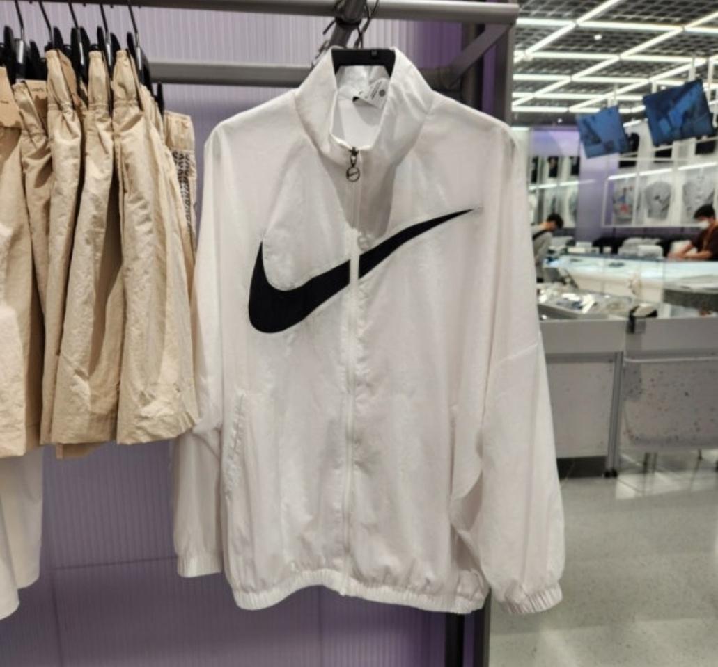 여성 2023 나이키 정가14만 에센셜 우븐 바람막이 자켓 트레이닝복