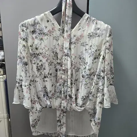 더아이잗 바이올렛 플라워 방도 블라우스