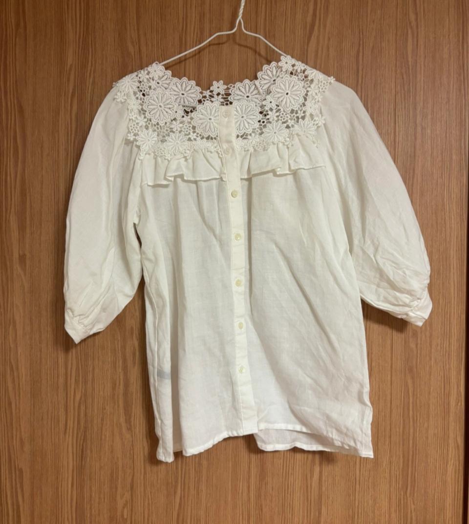 플라워 숄더 블라우스