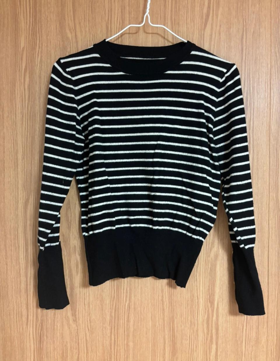 블랙앤화이트 스트라이프 니트