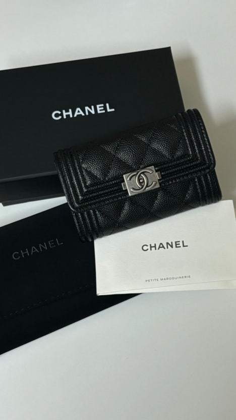 샤넬 보이 그레임드 카프스킨 루테늄 메탈 플랩 카드홀더