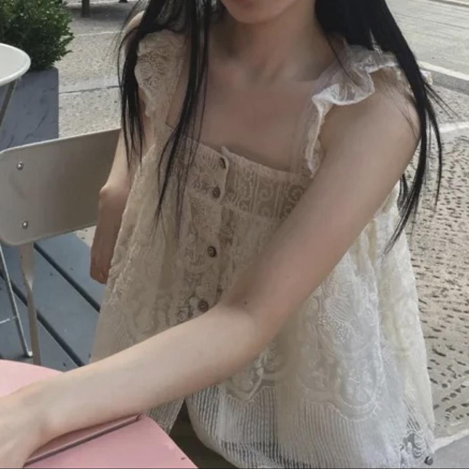 프릴 레이스 버튼 나시 블라우스