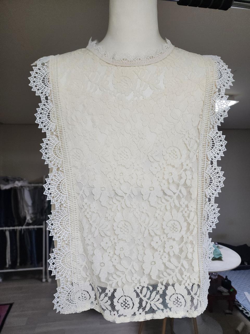 레이스 펀칭 민소매 블라우스