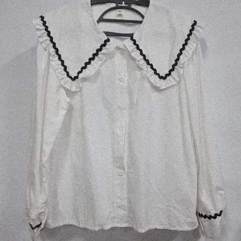 여성블라우스 화이트 프릴 빅카라 블라우스