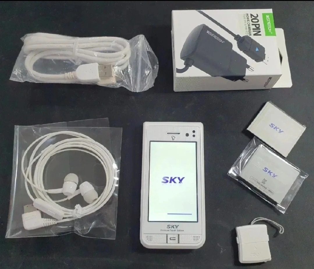 스카이 3G 피처폰 큐브릭2 화이트 A급 팝니다.학생폰 추천