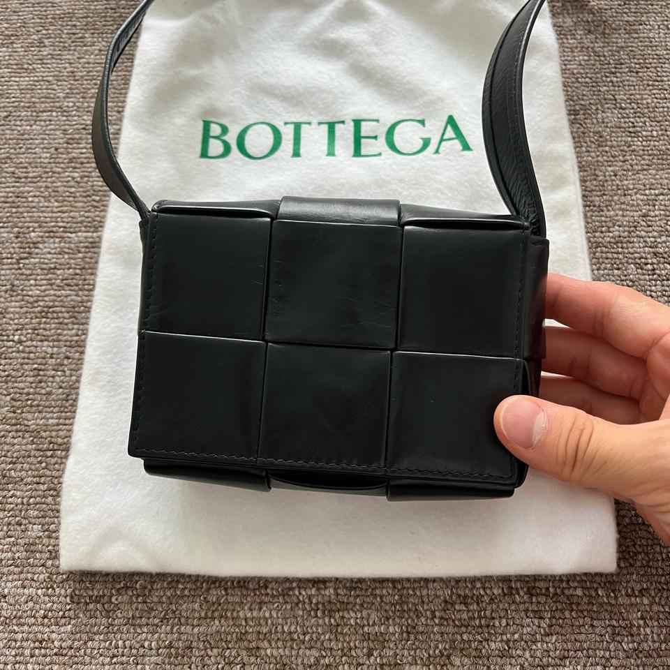 보테가베네타 미니 카세트백 레더 블랙 크로스백 가방