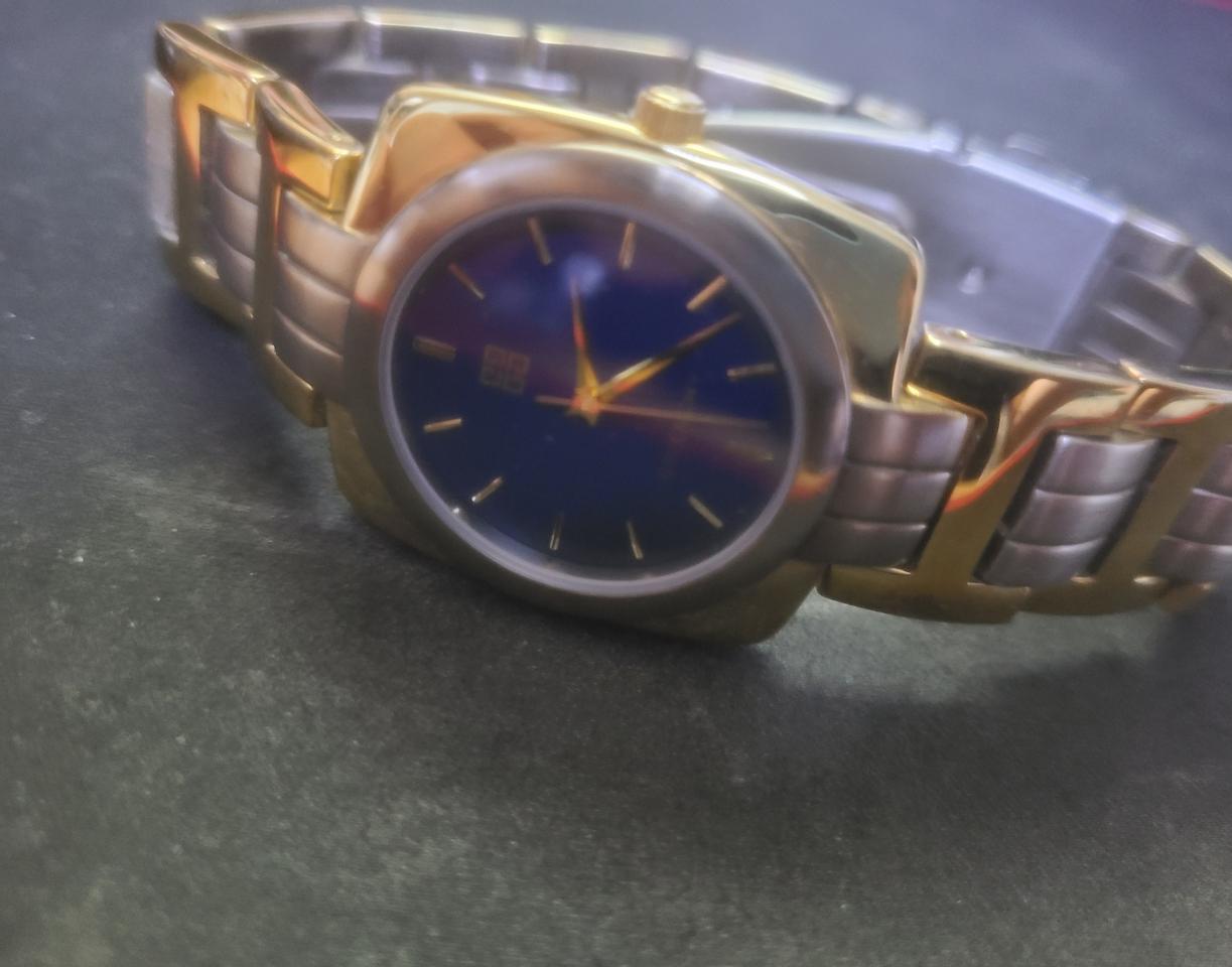 지방시 AR. 19. XVII 시계 판매합니다.