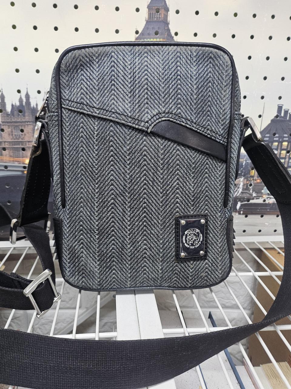 디젤 남성 크로스백 소형 미니 크로스백 BE68