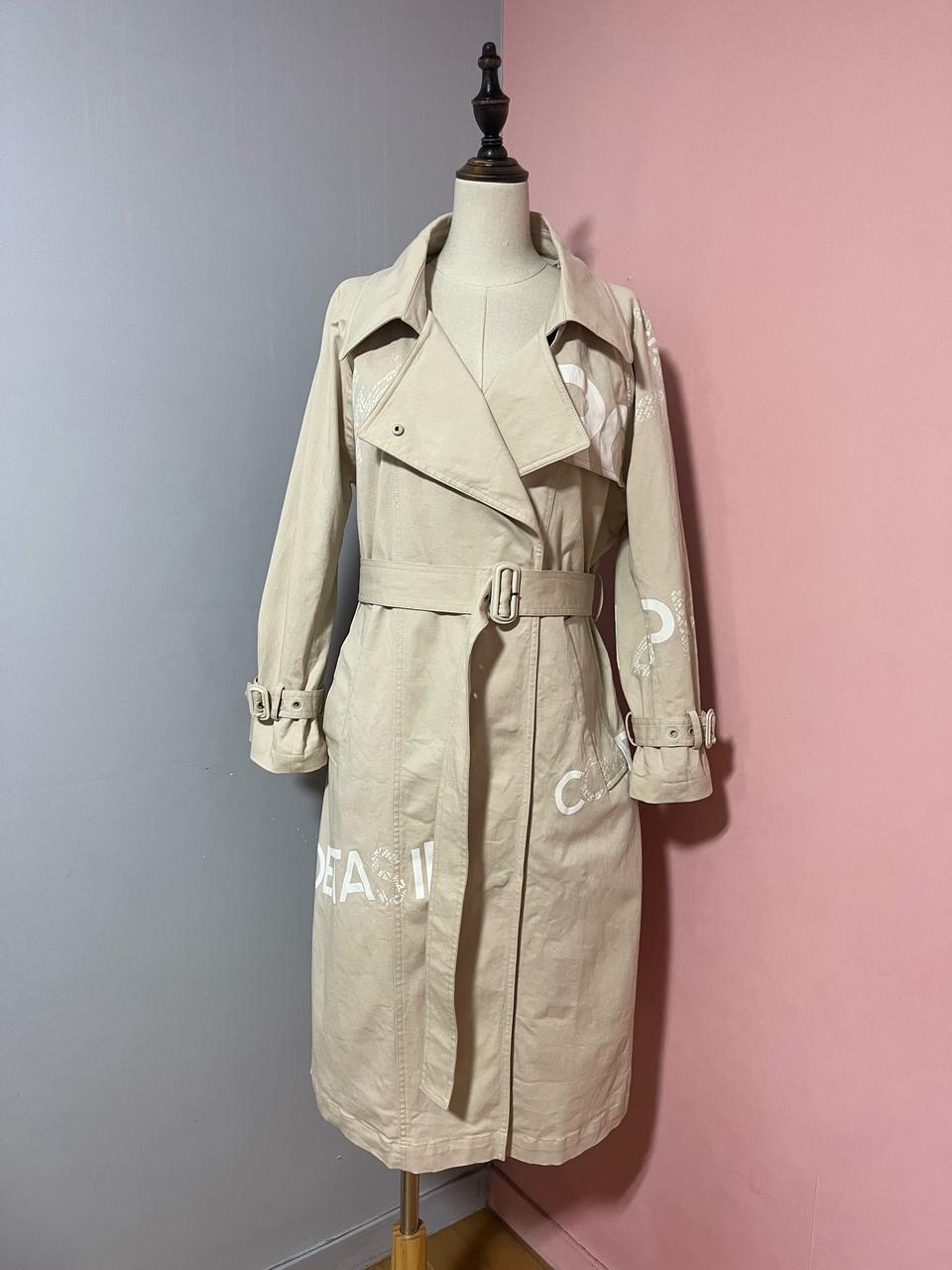 레터링 트렌치코트