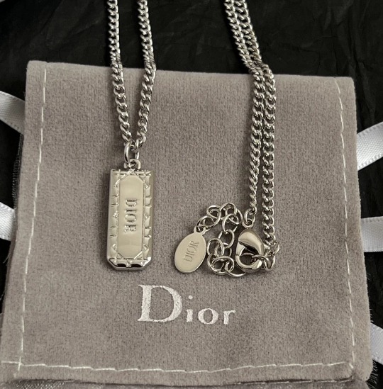 디올 목걸이