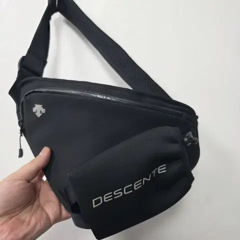 [데상트] 공용 러닝, 트레킹 물통수납 미니 백 상태 10/10