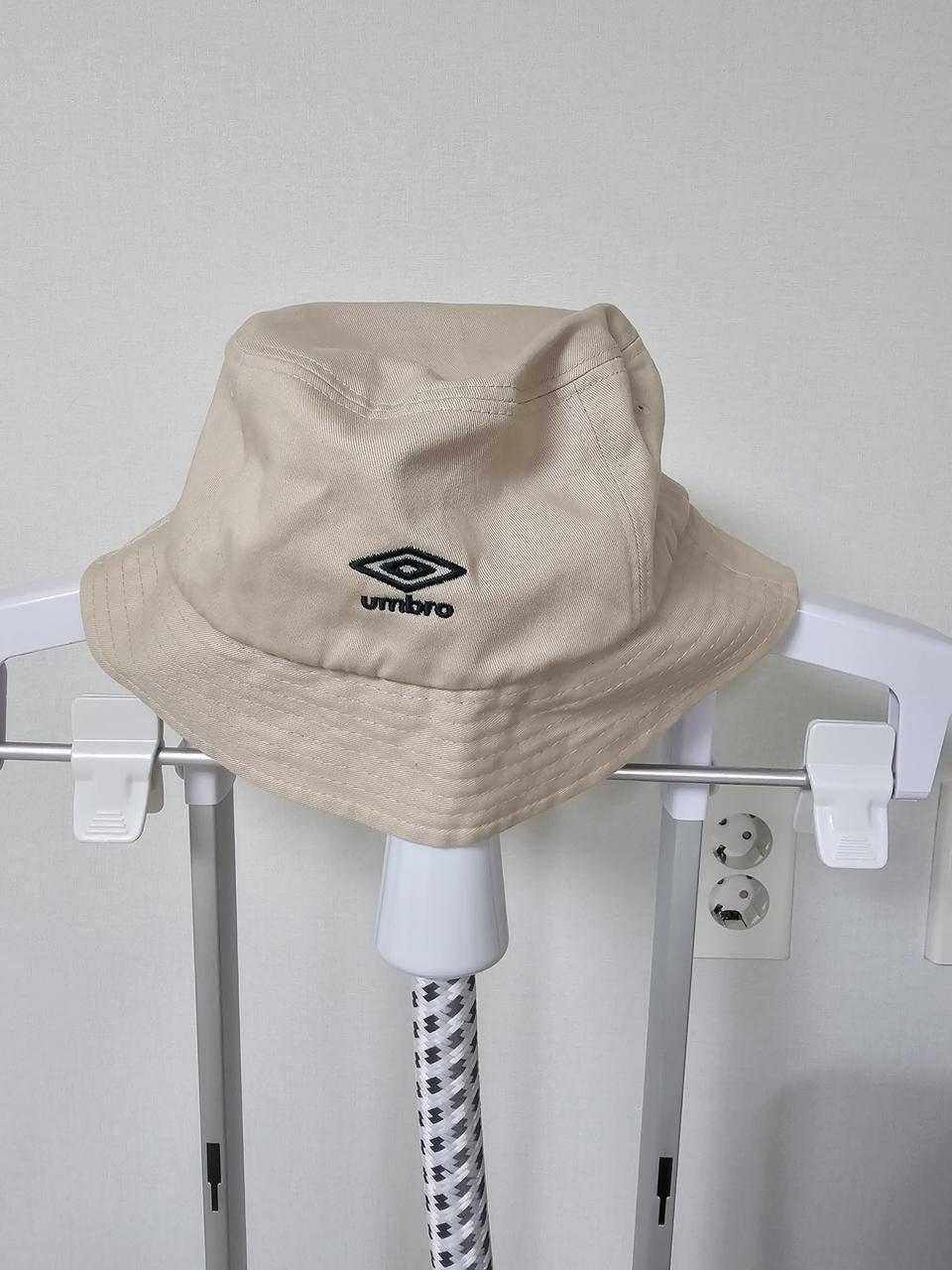 엄브로 에센셜 버킷햇