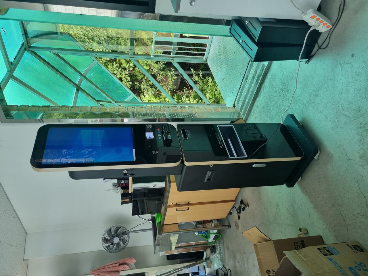 오더퀸 OQ-22-S8-CM 현금/카드 무인키오스크 