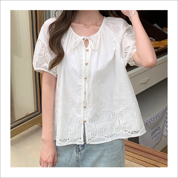 헤헤스 유니크 캐주얼 펀칭 플라워 자수 반팔 라운드넥 스트링 블라우스