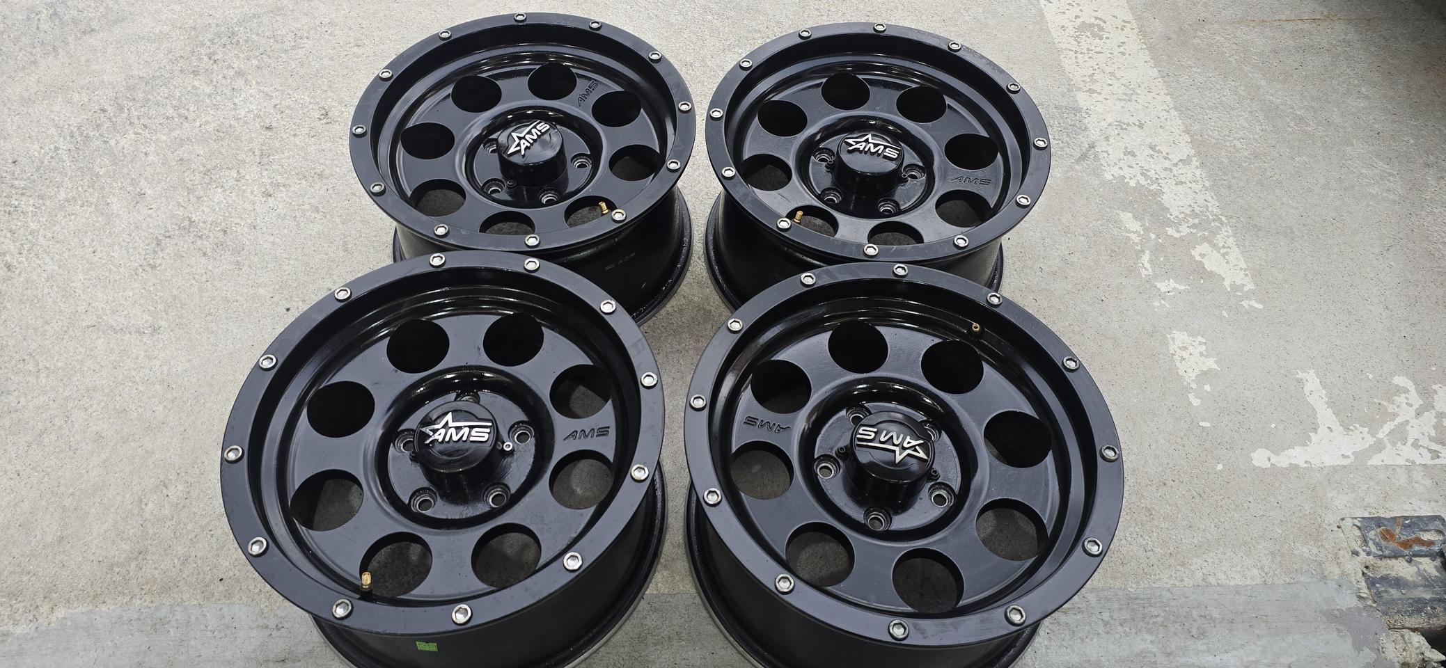 쌍용전용 머드락16인치휠 한대분 팝니다.