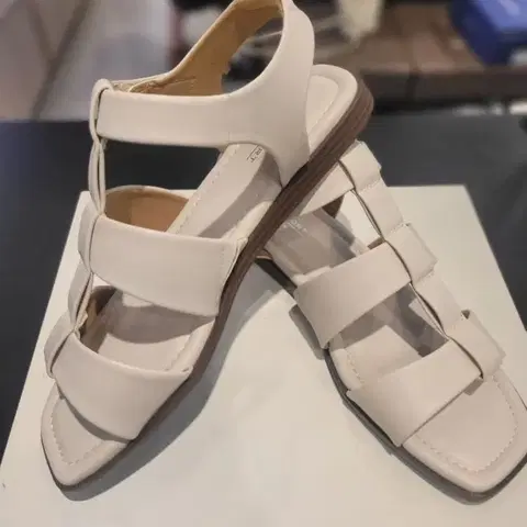 박스 새상품_24만원] 락포트 단종여성샌들 250 255