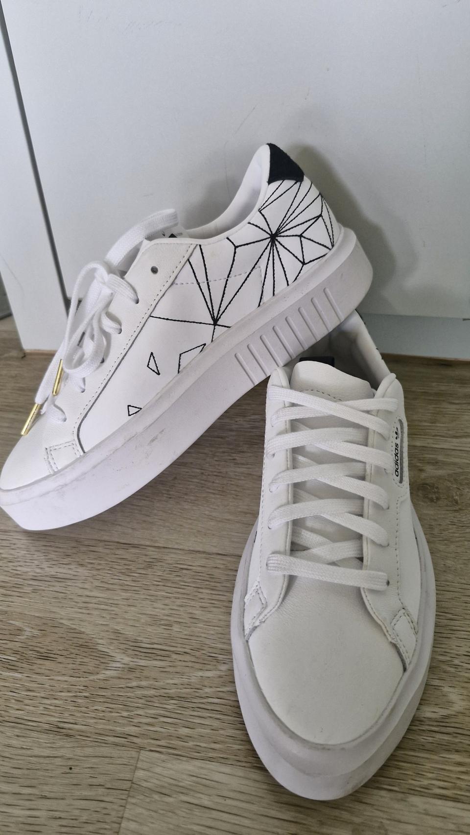 새신발 아디다스 스니커즈