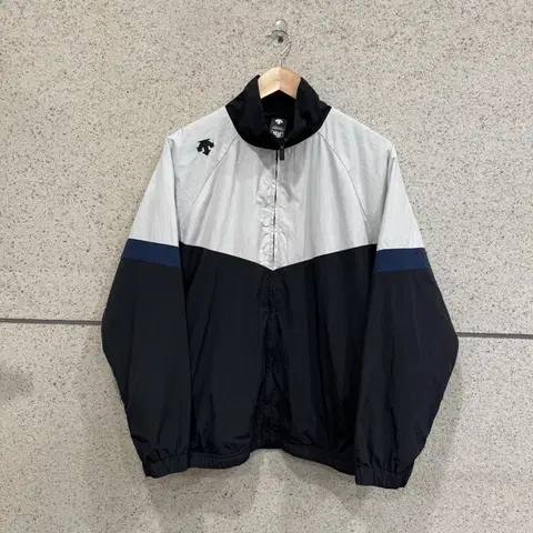 100사이즈 남성 데상트 바람막이 점퍼