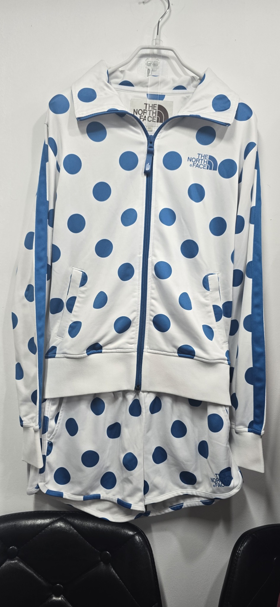 아디다스  잠바.반바지 세트내놓아요