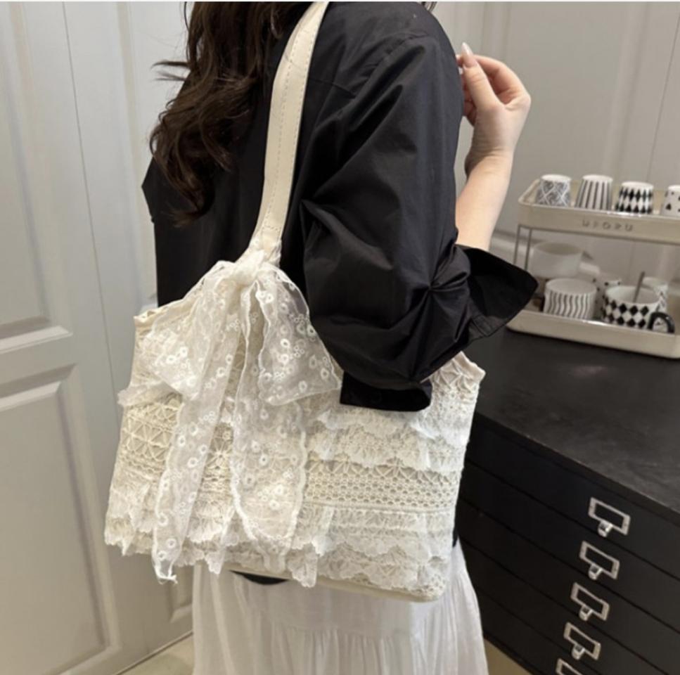 사랑스러운 화이트 프릴 에코백 숄더백