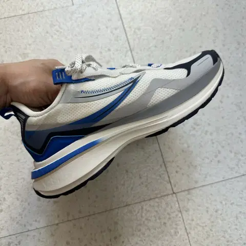 휠라 플래그폴 운동화 255