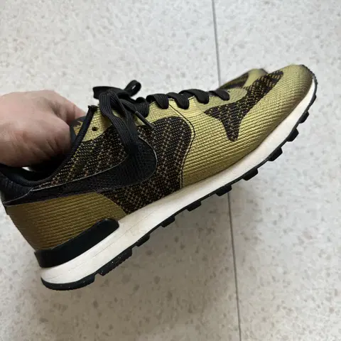 나이키 인터네셔널 리스트 자카드 골드블랙 스니커즈 240