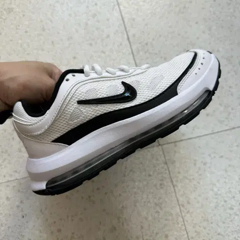나이키 에어맥스 AP 화이트 블랙 운동화 225