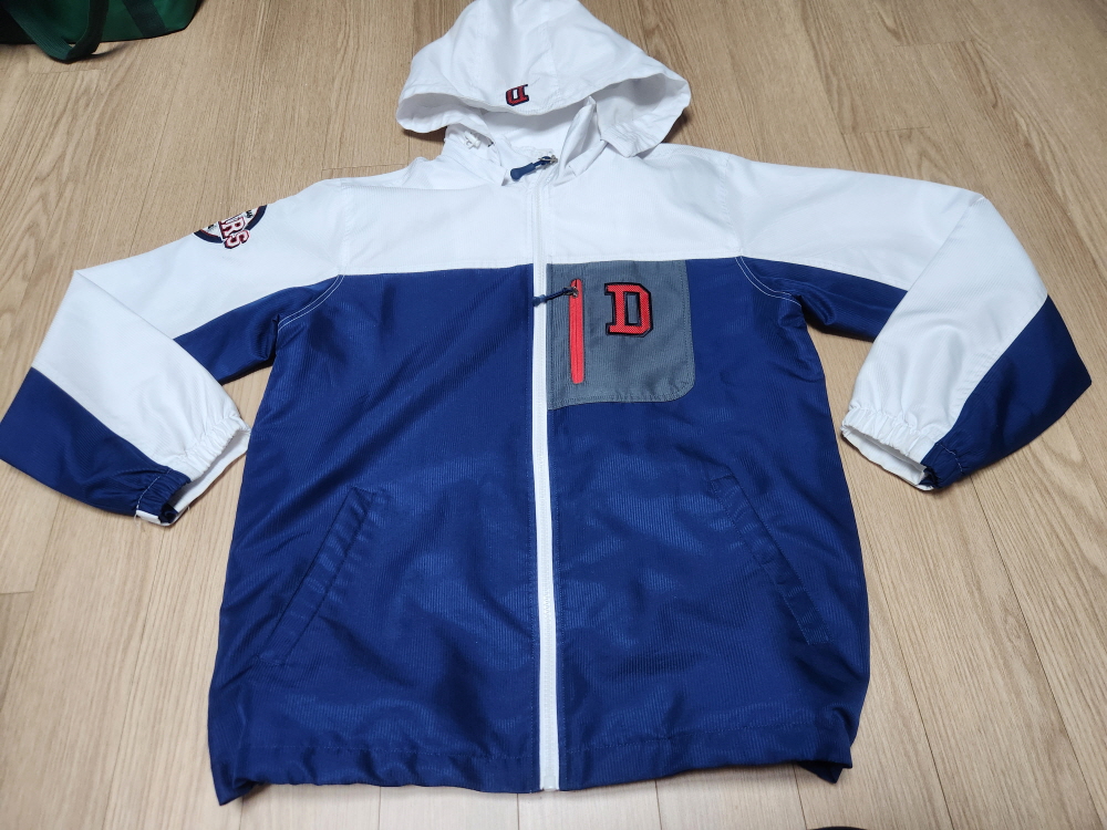 두산베어스 경량 야구 바람막이 사이즈 남, 녀 90 판매합니다.