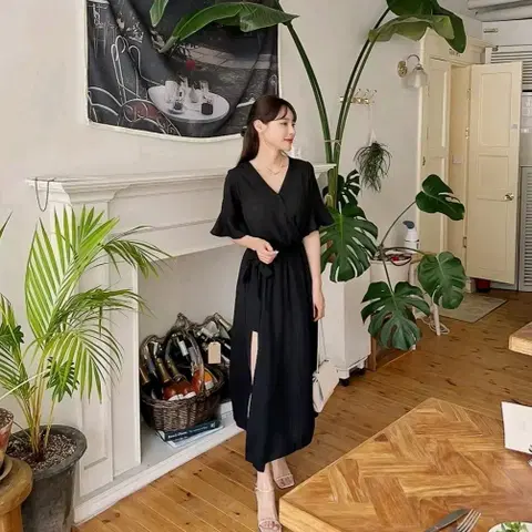 리리앤코 크로나 밴딩 옆트임 반팔 롱원피스 블랙 1사이즈