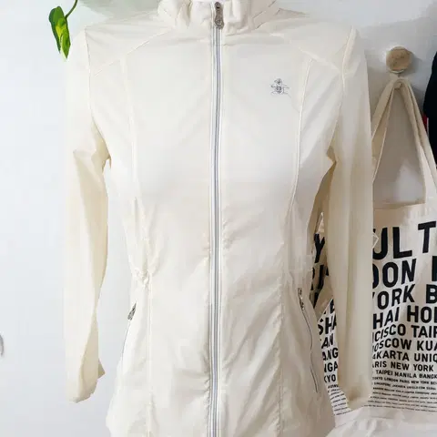 먼싱웨어 여성골프여름자켓 85 자수로고 바람막이 아이보리