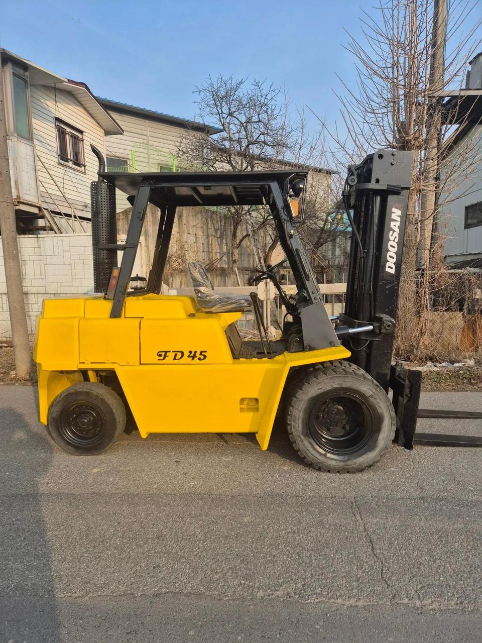 두산디젤지게차 FD4.5톤 3단 마스트 판매