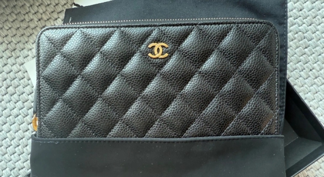 샤넬 금장블랙 캐비어 지퍼장지갑 팝니다(새상품)