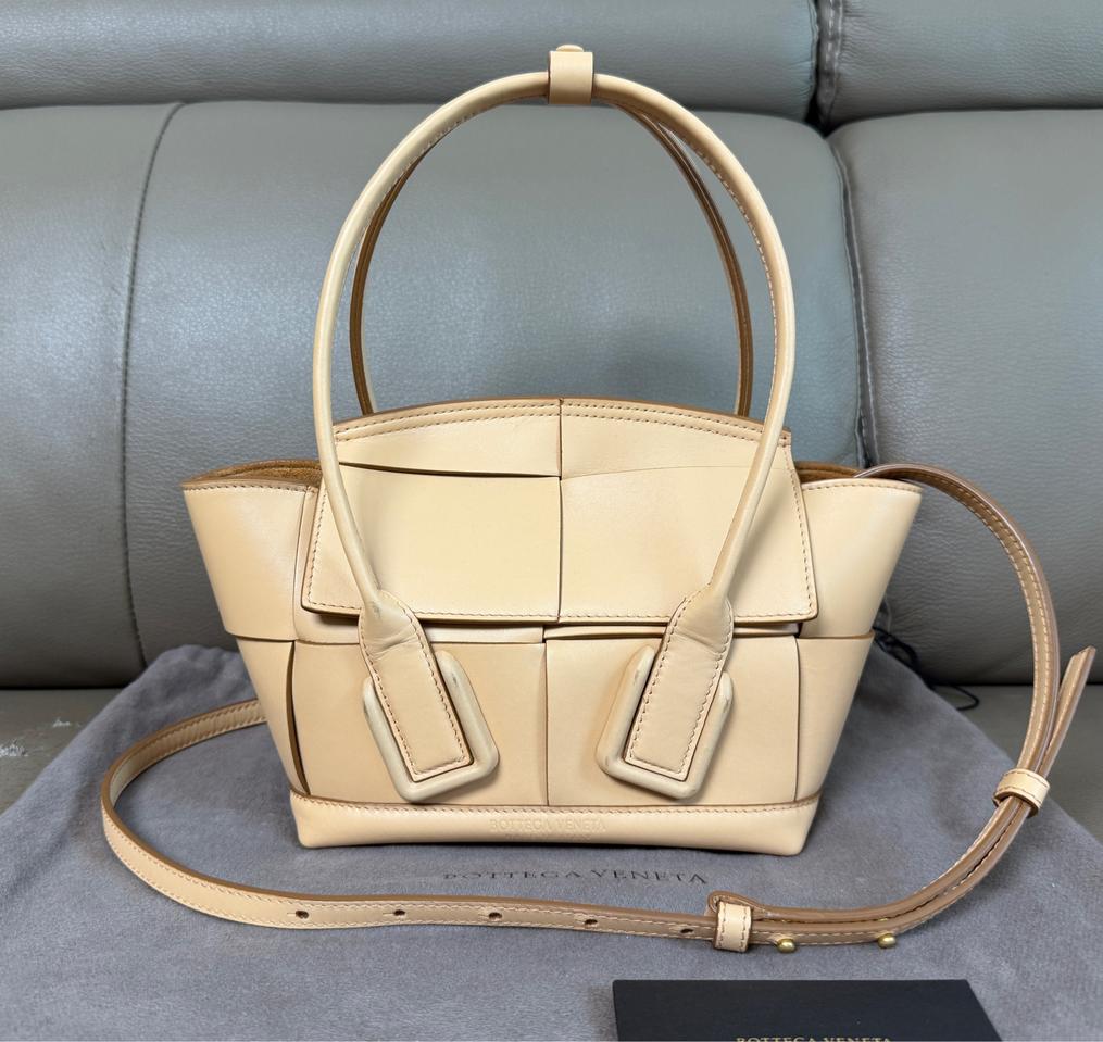 보테가베네타 아르코 26 미니 탑핸들 토트 숄더백 아몬드