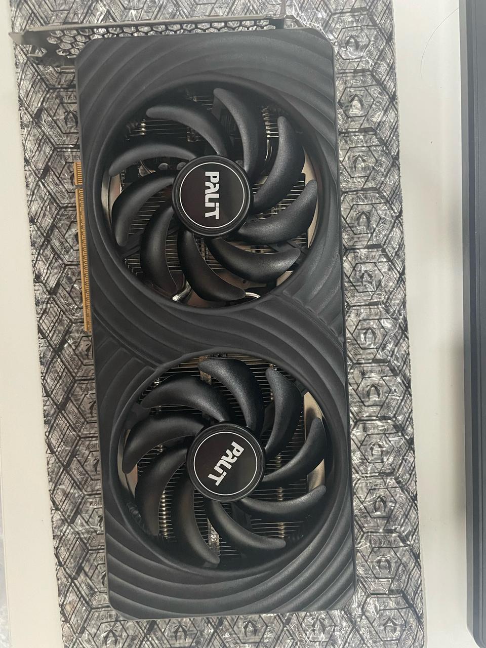 이엠텍 Parit RTX 5060 8G 그래픽카드 거의 새상품 판매합니다