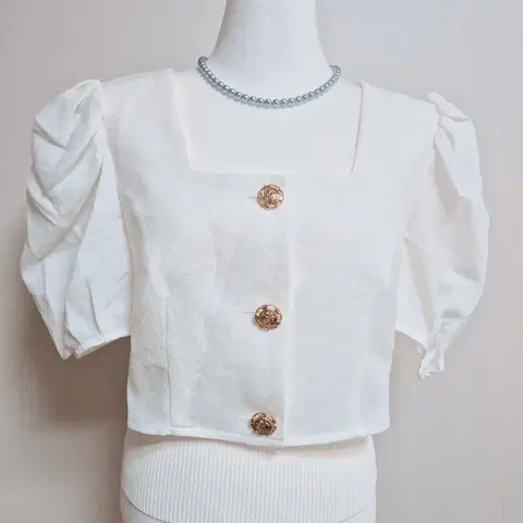 <새상품>(고퀄/내수)스퀘어넥 린넨 골드단추 크롭 퍼프 자켓