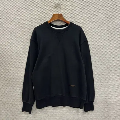 유니폼브릿지 블랙 캐주얼 무지 맨투맨 100 M04630