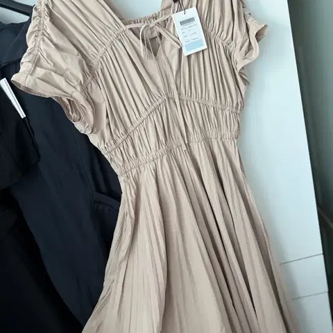 택새상품_30만원] 온앤온 단종 고급 플리츠 섹시여신룩 롱원피스 휴가룩