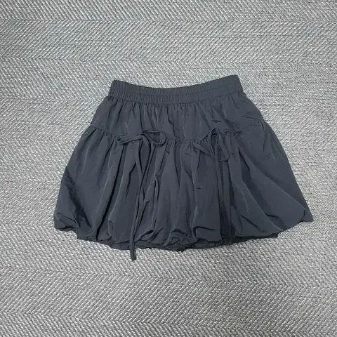 부루앤쥬디 25ss 블랙 밴딩 미니스커트 벌룬 스커트