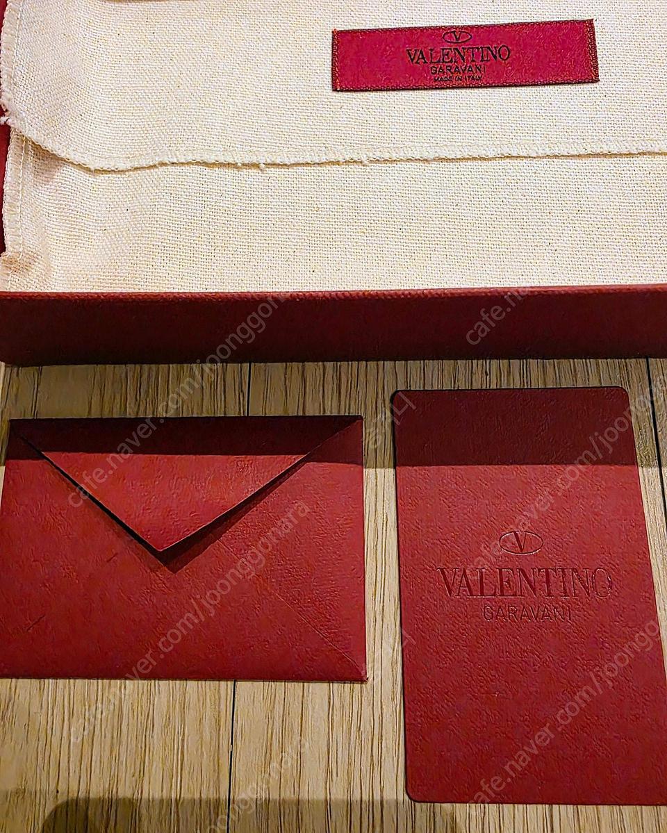 (새상품) mw2p0447 발렌티노 락스터드 스트랩 장지갑