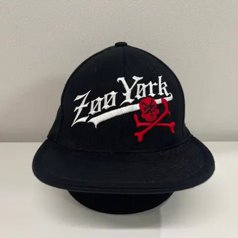 주욕 ZOO YORK 스컬 피티드 캡 블랙