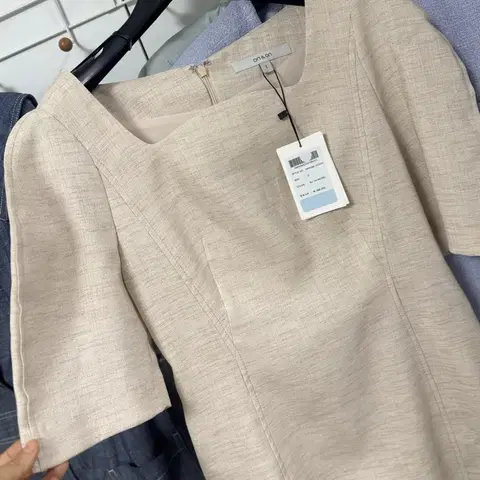 택새상품_30만원] 온앤온 단종 스퀘어넥 볼륨소매 미니원피스 하객룩