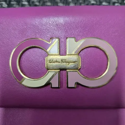 페라가모 핑크 장지갑 간치니 로고