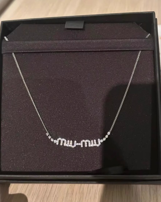 미우미우 목걸이