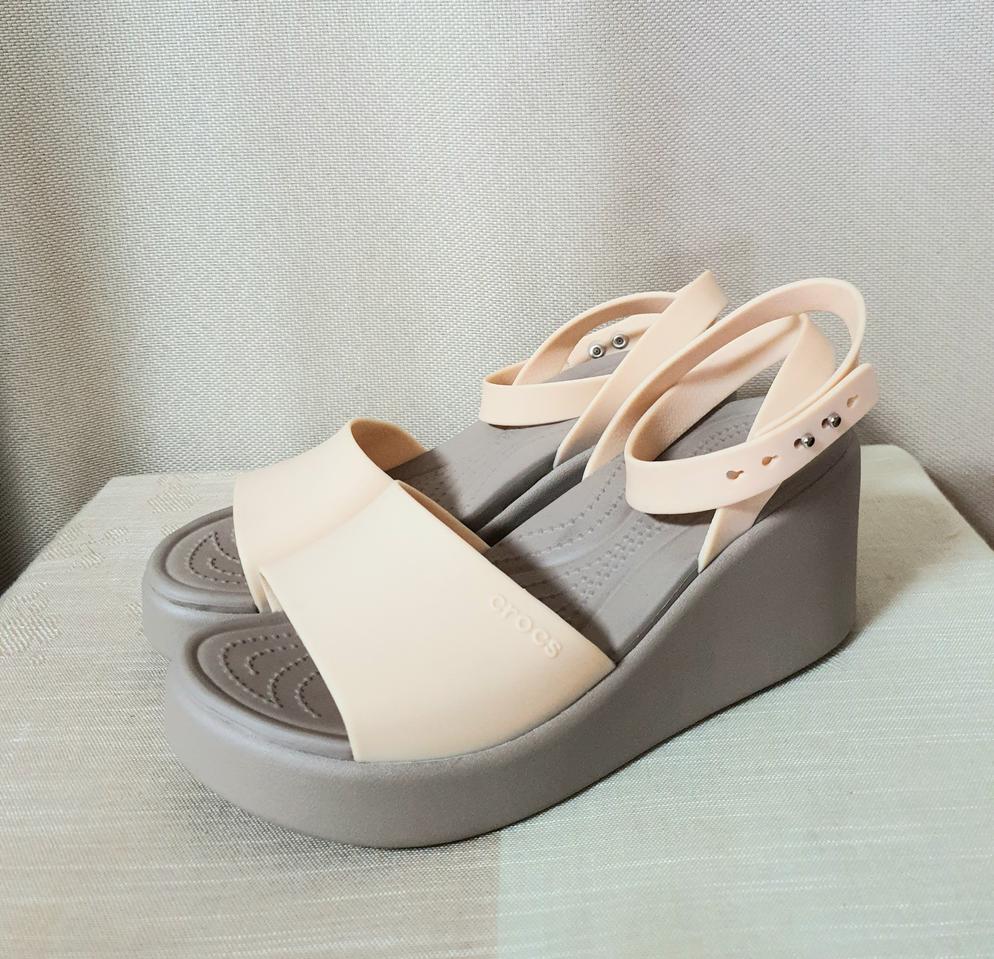 (새상품) 크록스 브루클린 웨지힐 샌들 240
