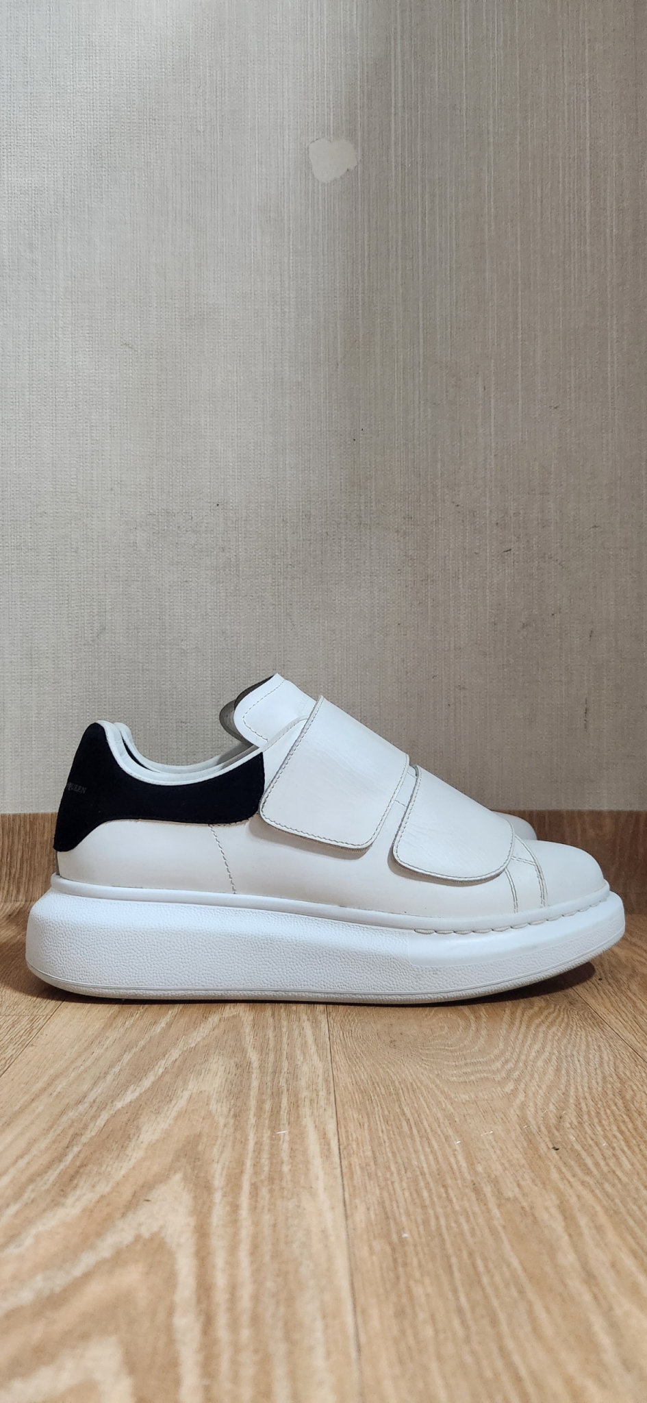 (38/245~250)알렉산더맥퀸 스웨이드 블랙탭 벨크로 스니커즈