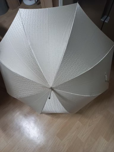 프랑스 셀린느CELINE 베이지크림컬러로 전장길이약 92cm의  장우산